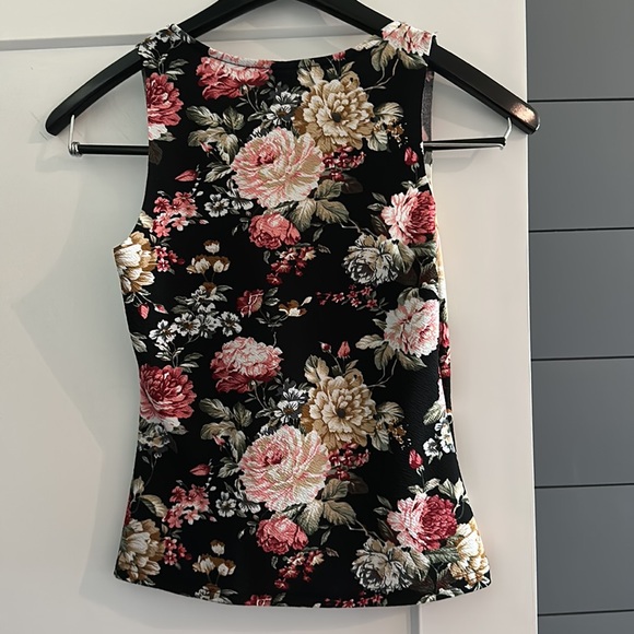 Shein women’s Scalloped v neck floral tank top - Picture 3 of 3